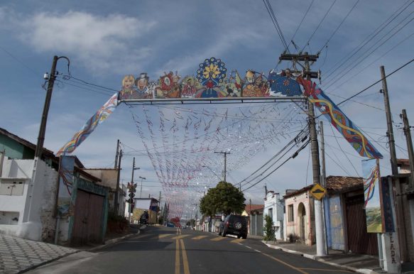 Rua Imaculada enfeitada para a Festa do Folclore.