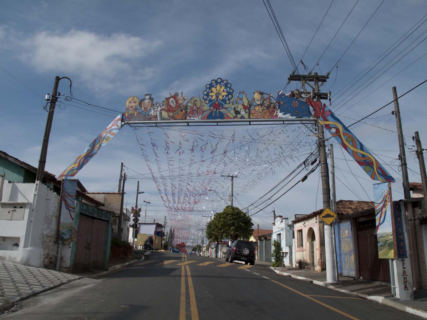 Rua Imaculada enfeitada para a Festa do Folclore.