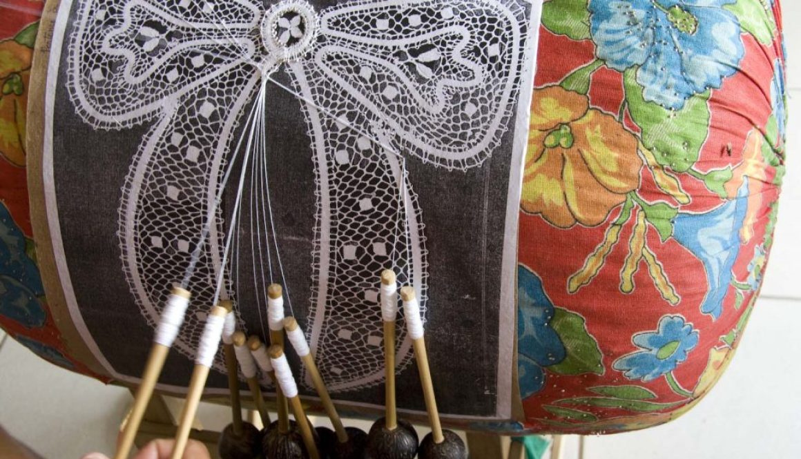 Fazer renda é trocar bilro