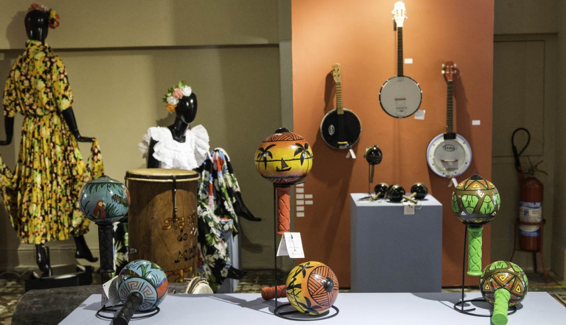 Pau, corda,cores e reinvenções- Instrumentos e artesanatos do