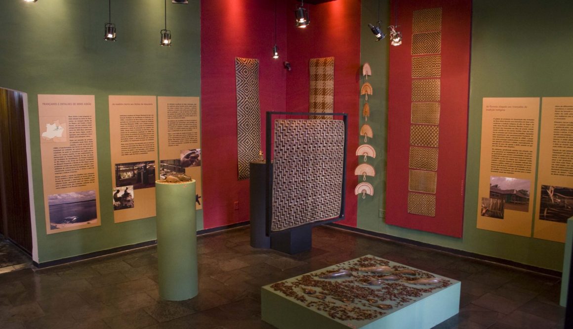 Trançados e entalhes de Novo Airão